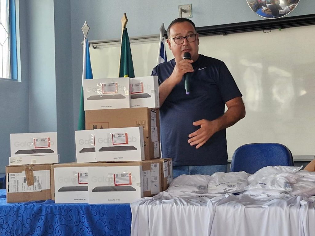 Prefeito Dr. Bandeira comemora entrega de tablets e camisetas para Agentes Comunitários de Saúde e de Endemias