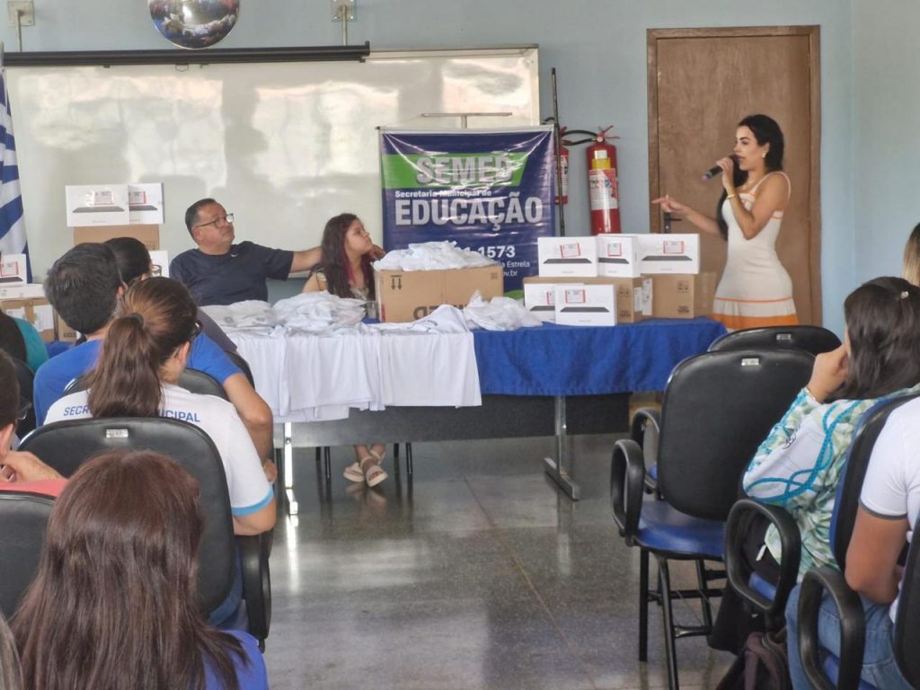 Prefeito Dr. Bandeira comemora entrega de tablets e camisetas para Agentes Comunitários de Saúde e de Endemias