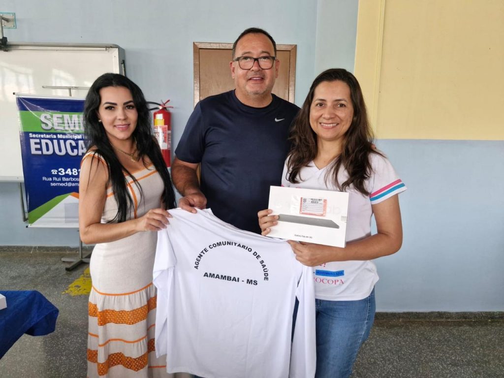 Prefeito Dr. Bandeira comemora entrega de tablets e camisetas para Agentes Comunitários de Saúde e de Endemias