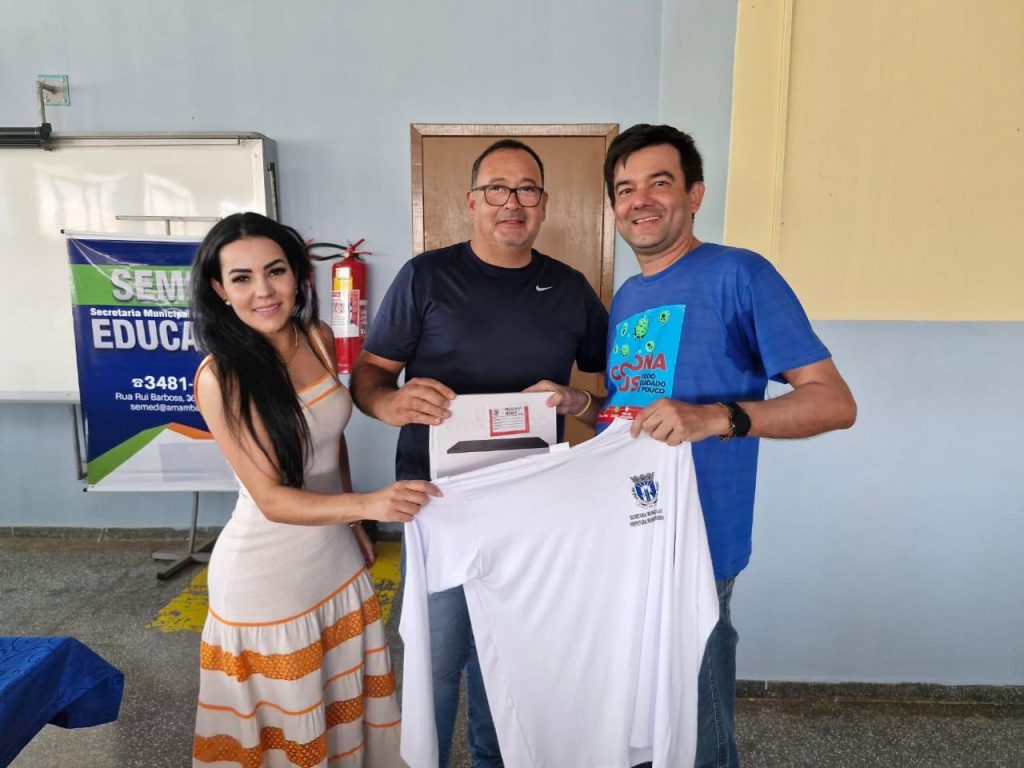 Prefeito Dr. Bandeira comemora entrega de tablets e camisetas para Agentes Comunitários de Saúde e de Endemias