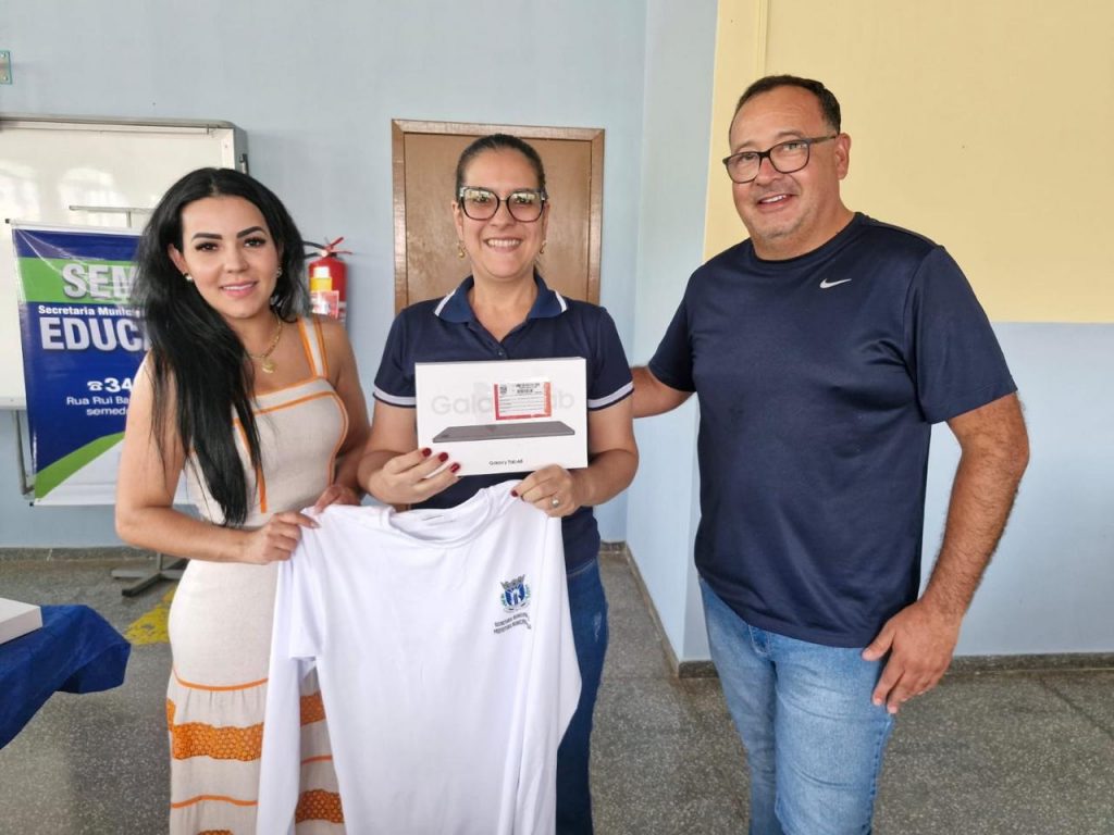 Prefeito Dr. Bandeira comemora entrega de tablets e camisetas para Agentes Comunitários de Saúde e de Endemias