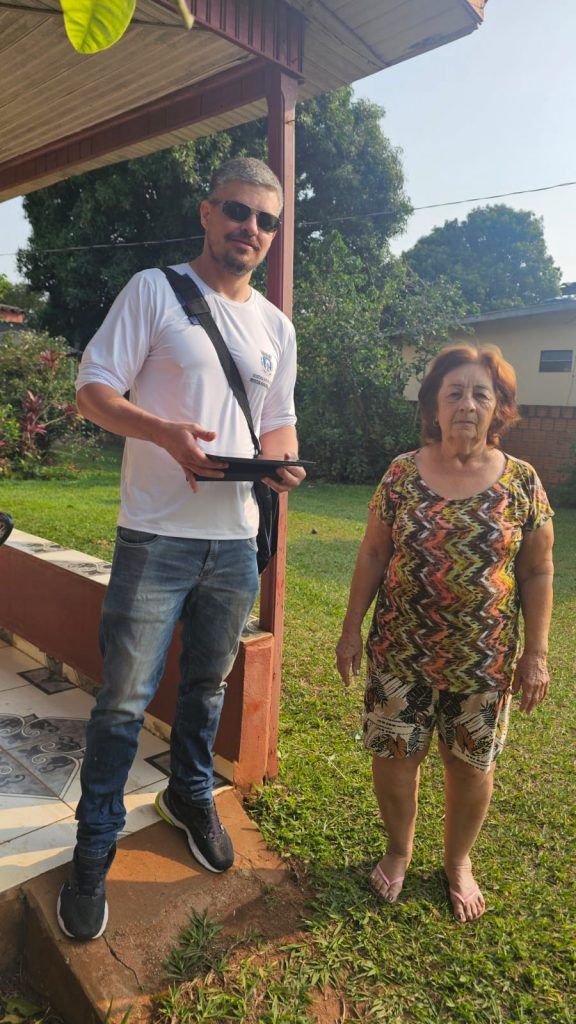 Prefeito Dr. Bandeira comemora entrega de tablets e camisetas para Agentes Comunitários de Saúde e de Endemias