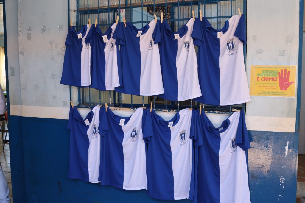 Prefeitura de Amambai entrega uniformes escolares para o ano letivo de 2025