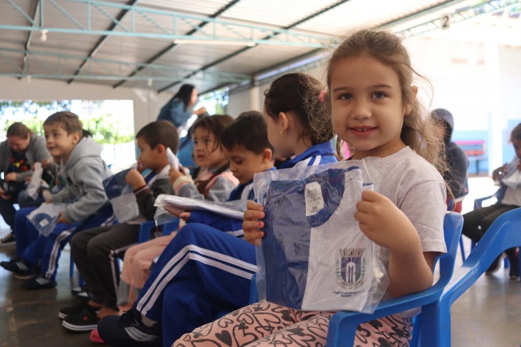 Prefeitura de Amambai entrega uniformes escolares para o ano letivo de 2025