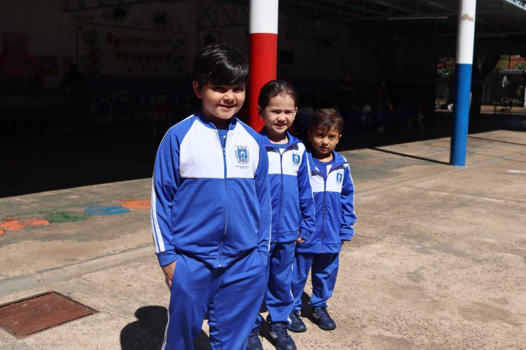 Prefeitura de Amambai entrega uniformes escolares para o ano letivo de 2025