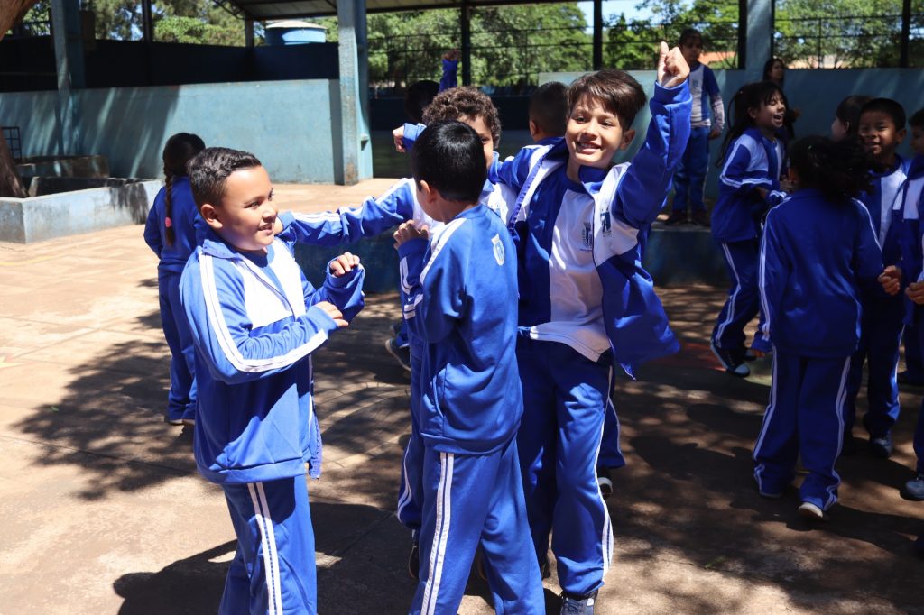 Prefeitura de Amambai entrega uniformes escolares para o ano letivo de 2025