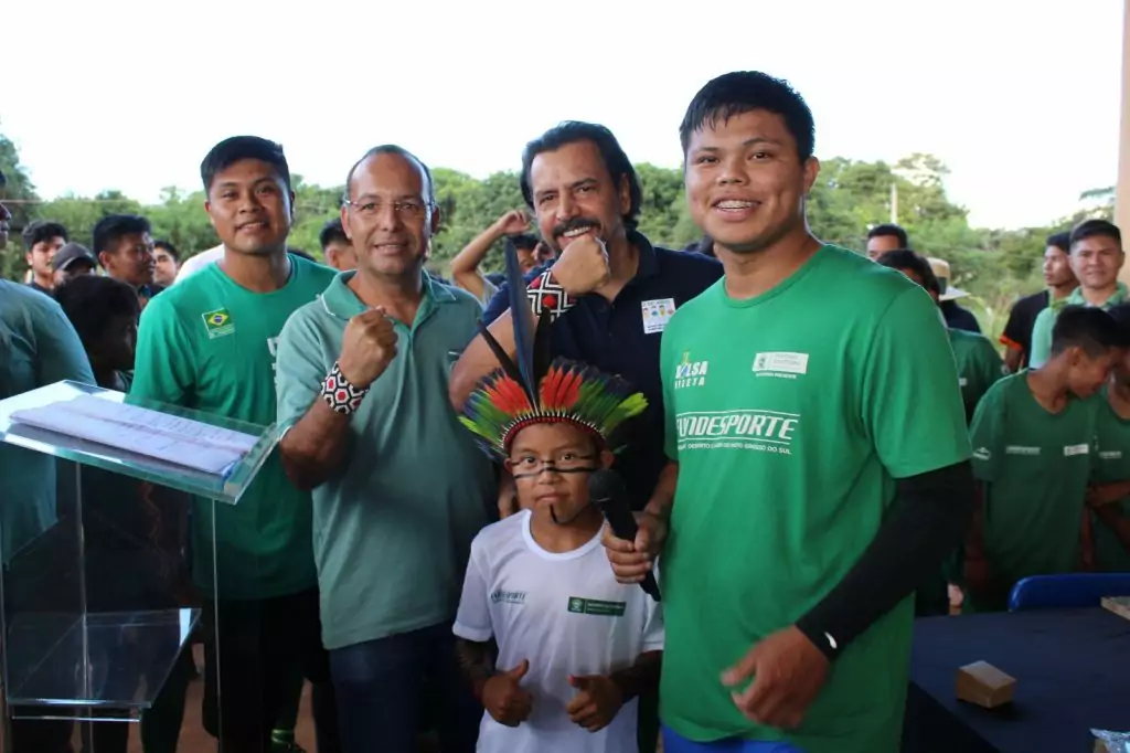 Prefeitura de Amambai e Governo do Estado distribuem materiais esportivos para aldeias indígenas