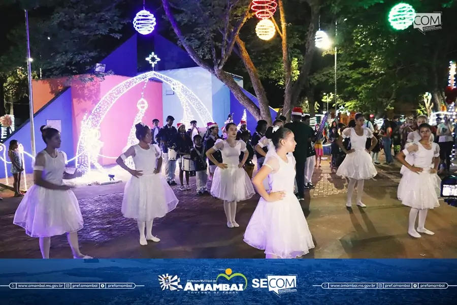 Espetáculo de cores, luzes e música marcaram a abertura do Natal de Luzes 2023 em Amambai