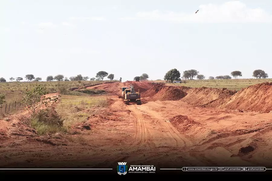 Prefeito de Amambai visita obra de reconstrução da estrada do Chorro